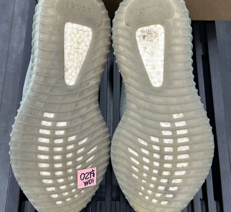 77104 Yeezy Boost 350 V2 Salt