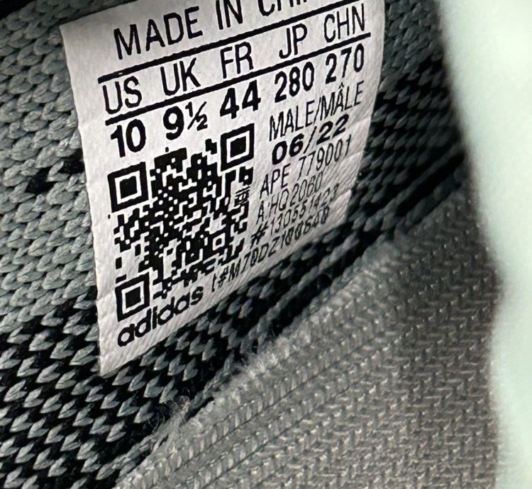 77104 Yeezy Boost 350 V2 Salt