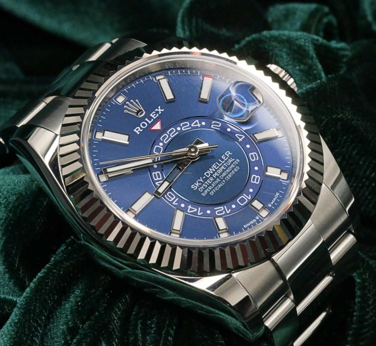 Rolex Sky-dweller Mint Complete Set Sky Dweller Sunray Blue Dial White Gold Steel Oyster 336934-0005