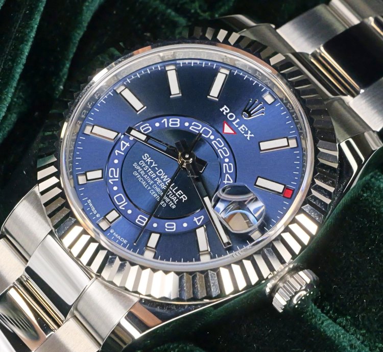 Rolex Sky-dweller Mint Complete Set Sky Dweller Sunray Blue Dial White Gold Steel Oyster 336934-0005