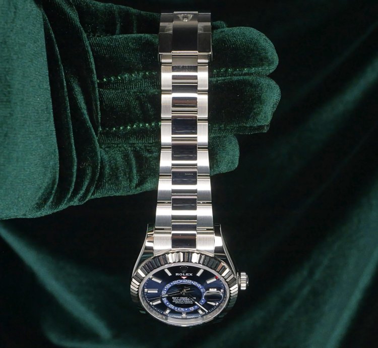 Rolex Sky-dweller Mint Complete Set Sky Dweller Sunray Blue Dial White Gold Steel Oyster 336934-0005