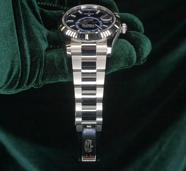 Rolex Sky-dweller Mint Complete Set Sky Dweller Sunray Blue Dial White Gold Steel Oyster 336934-0005