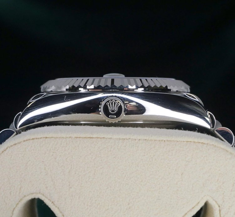 Rolex Sky-dweller Mint Complete Set Sky-dweller Blue Dial Jubilee Bracelet Fluted Bezel Steel 326934