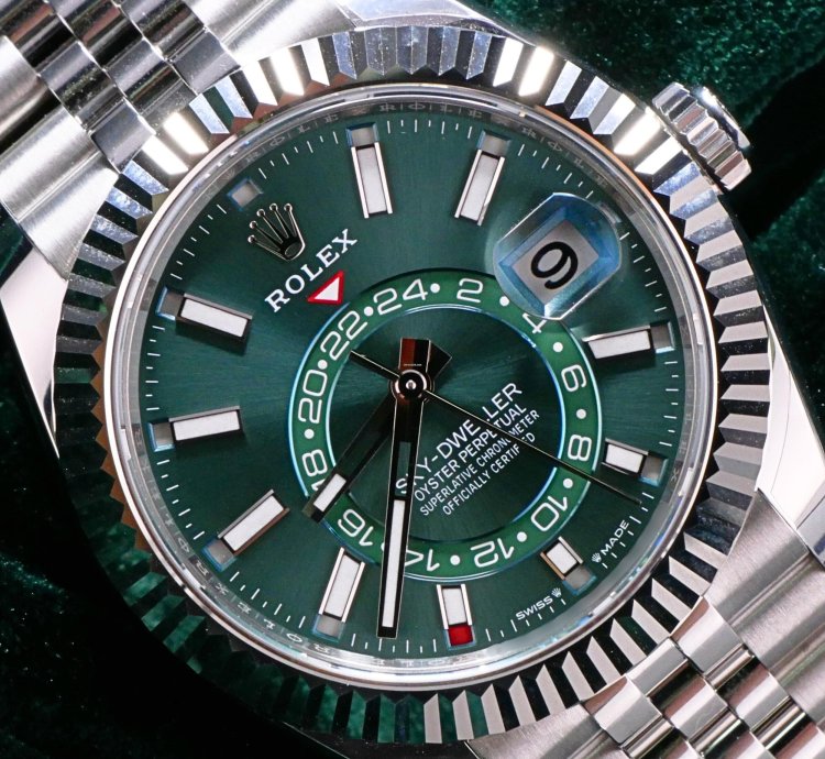 Rolex Sky-dweller Mint Complete Set Sky-dweller Green Dial 42mm Fluted Bezel White Gold Jubilee 336934