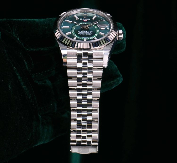 Rolex Sky-dweller Mint Complete Set Sky-dweller Green Dial 42mm Fluted Bezel White Gold Jubilee 336934