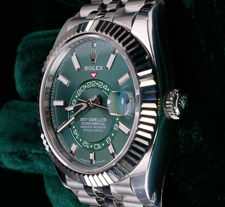 Rolex Sky-dweller Mint Complete Set Sky-dweller Green Dial 42mm Fluted Bezel White Gold Jubilee 336934