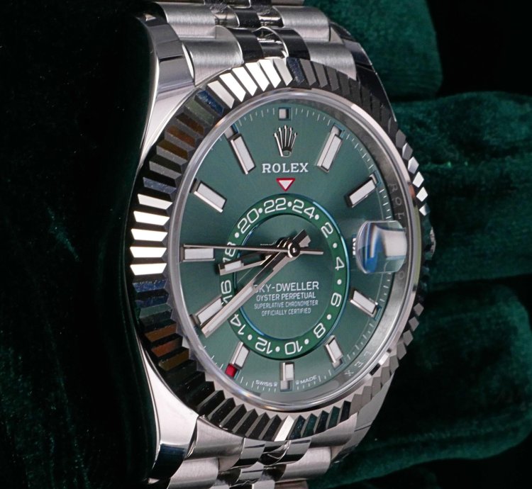 Rolex Sky-dweller Mint Complete Set Sky-dweller Green Dial 42mm Fluted Bezel White Gold Jubilee 336934