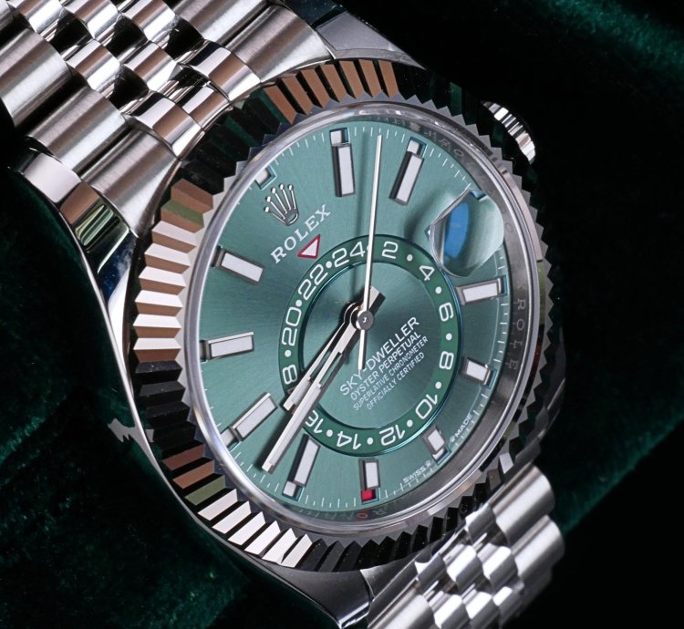 Rolex Sky-dweller Mint Complete Set Sky-dweller Green Dial 42mm Fluted Bezel White Gold Jubilee 336934