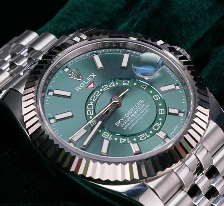 Rolex Sky-dweller Mint Complete Set Sky-dweller Green Dial 42mm Fluted Bezel White Gold Jubilee 336934