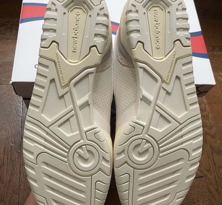 Ald New Balance 550 - Us 9 5 White - Aime Leon Dore In Hand
