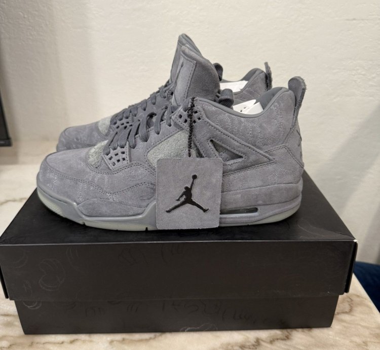 Jordan Kaws 4