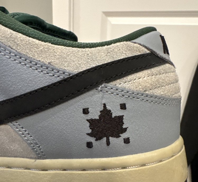Nike Sb Dunk Low Maple Leaf