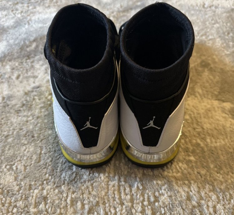 Lightning Air Jordan 17 Low box And Case Included