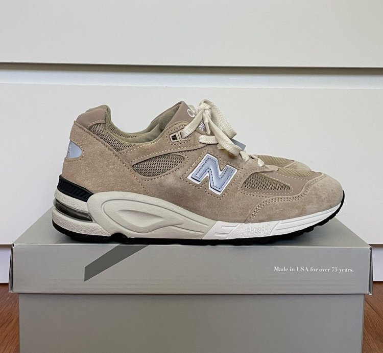 Kith Tannin New Balance 990v2