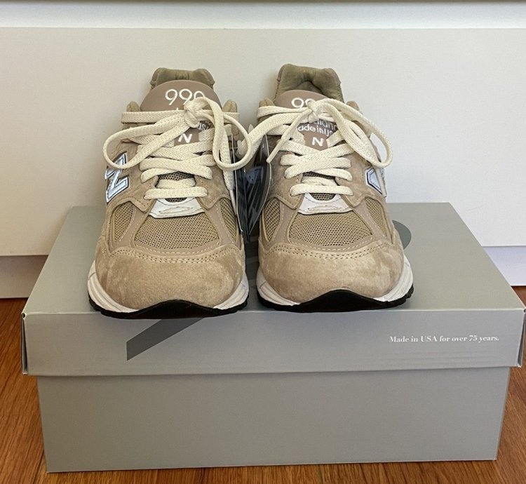 Kith Tannin New Balance 990v2