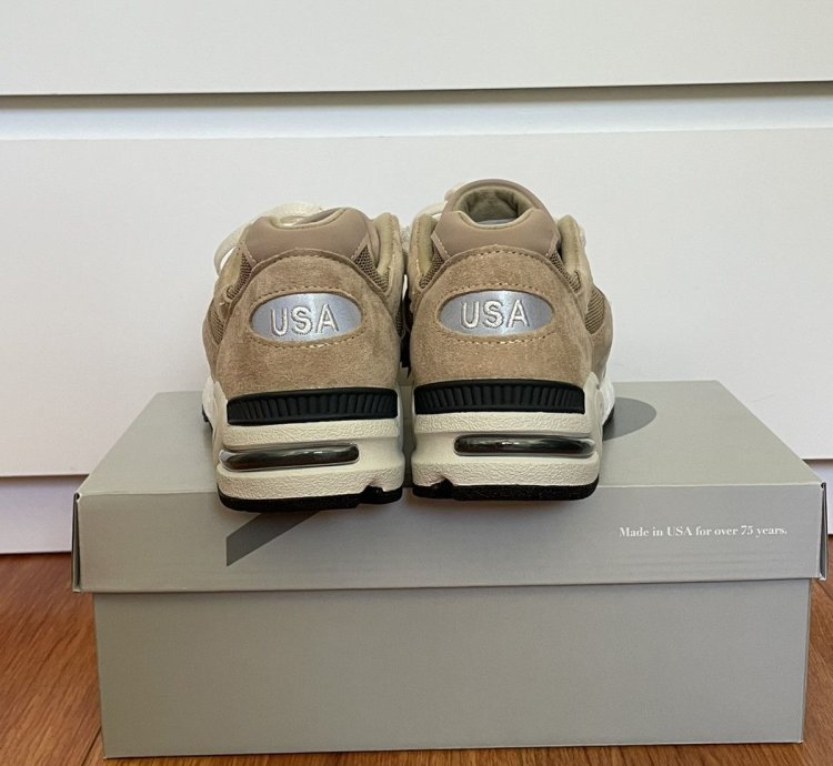 Kith Tannin New Balance 990v2