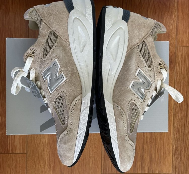 Kith Tannin New Balance 990v2