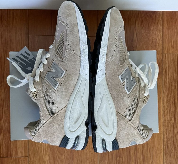 Kith Tannin New Balance 990v2