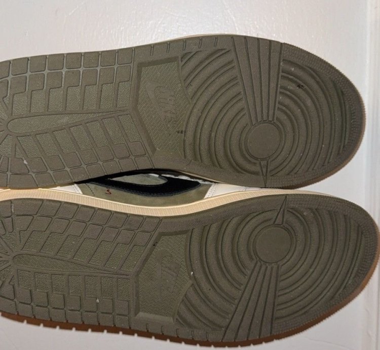 Medium Olive Travis Scott 1s