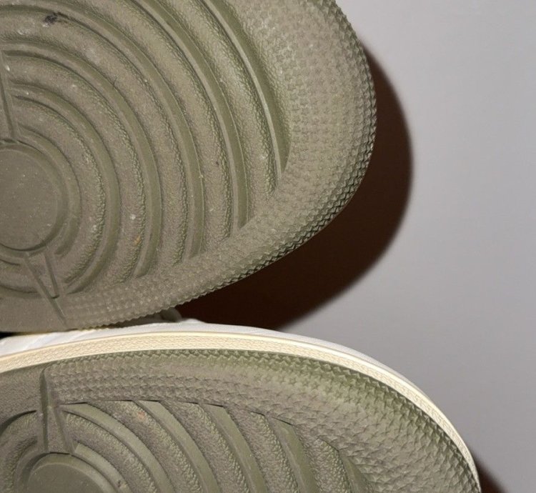 Medium Olive Travis Scott 1s