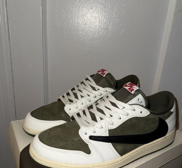 Medium Olive Travis Scott 1s
