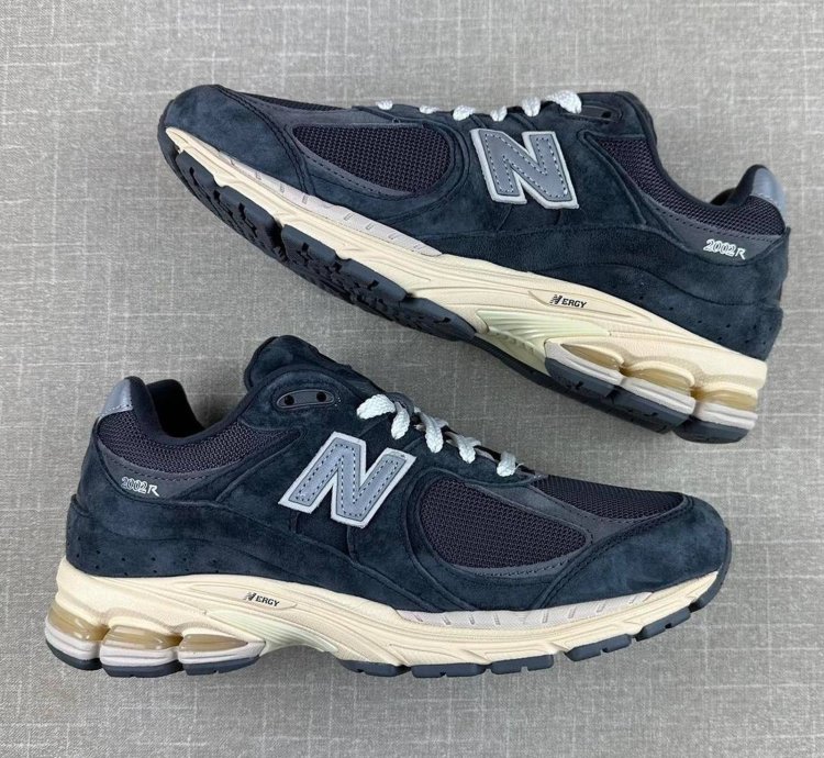 New Balance 2002r Black Phantom