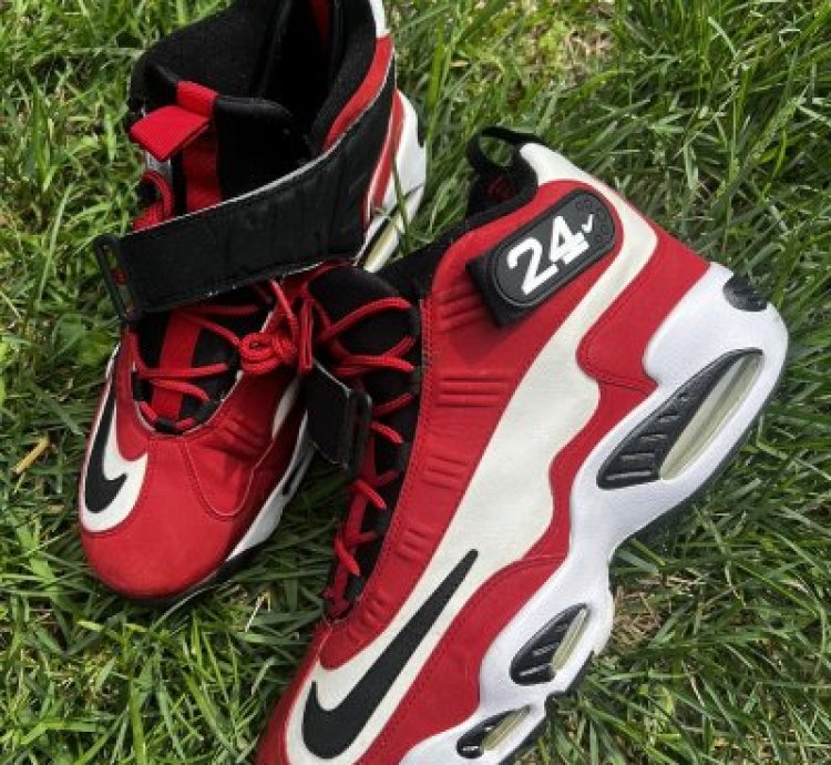 Clean Nike Air Max Griffey Size 12 Cincinnati Reds 2011