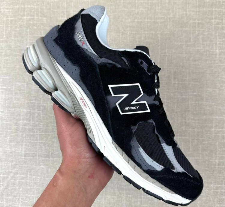 New Balance 2002r Protection Pack Black