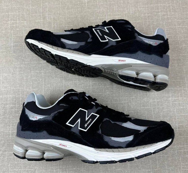 New Balance 2002r Protection Pack Black