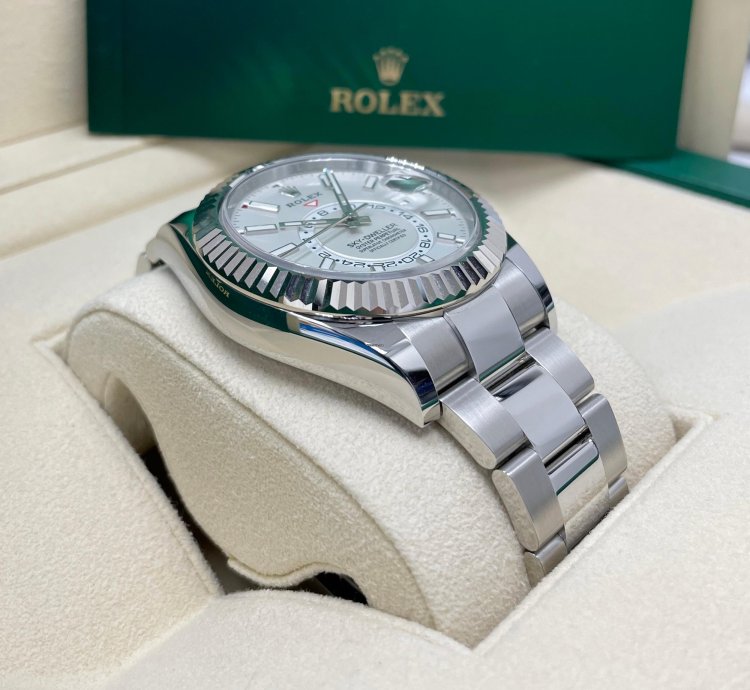 Rolex Sky-dweller Unworn 326934 Sky-dweller White Dial Stainless Steel 42mm Oyster Bracelet
