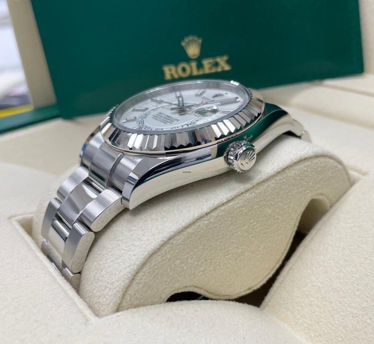 Rolex Sky-dweller Unworn 326934 Sky-dweller White Dial Stainless Steel 42mm Oyster Bracelet
