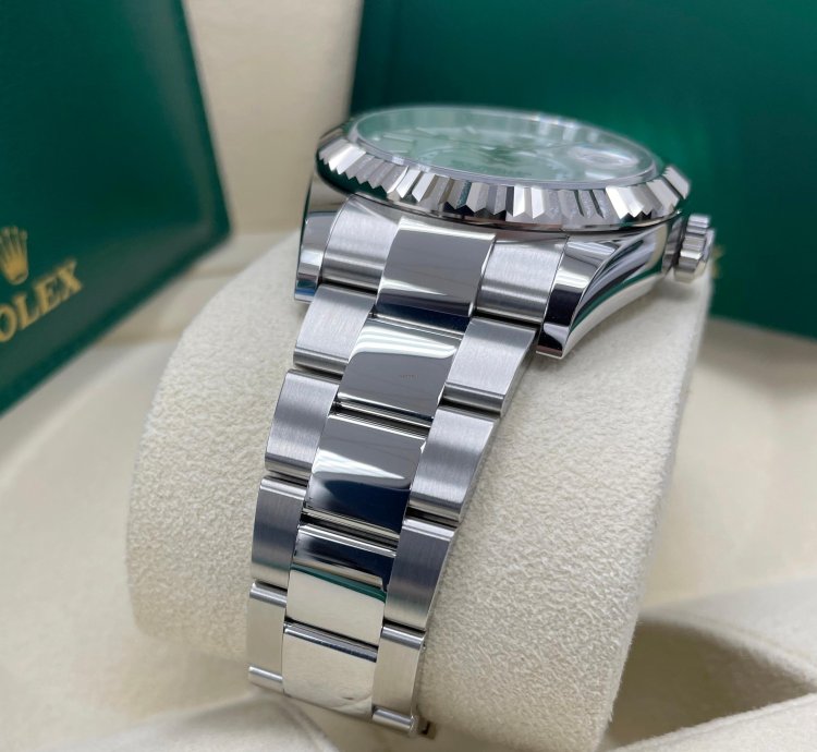 Rolex Sky-dweller Unworn 326934 Sky-dweller White Dial Stainless Steel 42mm Oyster Bracelet
