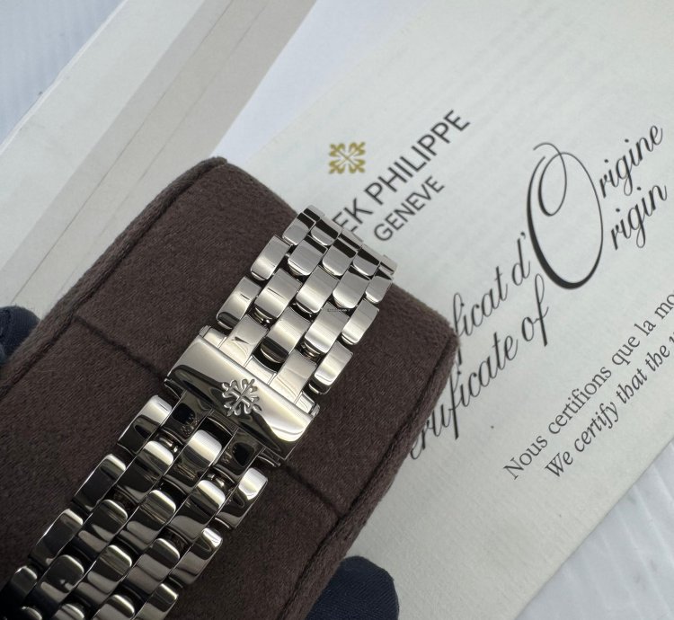 Patek Philippe World Time 2017 Mint Papers 18k White Gold On Bracelet World Time 5130g-011