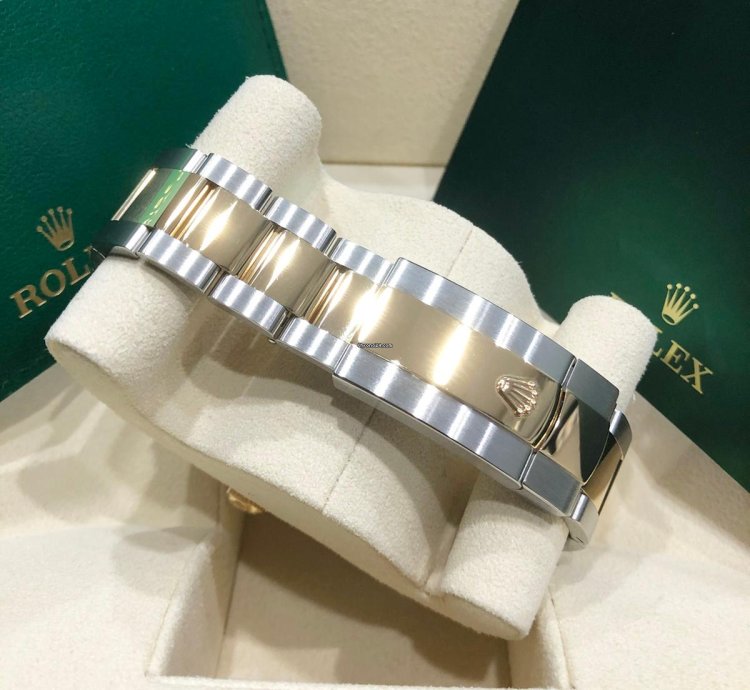 Rolex Sky-dweller Unworn Sky-dweller 326933 Oyster Bracelet 42mm Champagne Dial Two Tone Yellow Gold