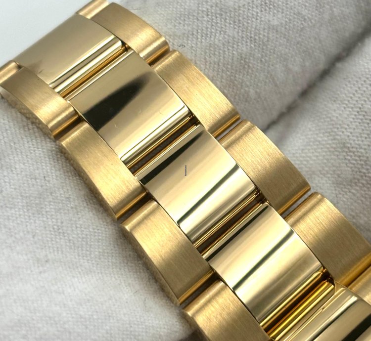 Rolex Daytona Unworn Cosmograph Daytona 40mm White Dial Yellow Gold Bracelet 126508 Box Papers 2024