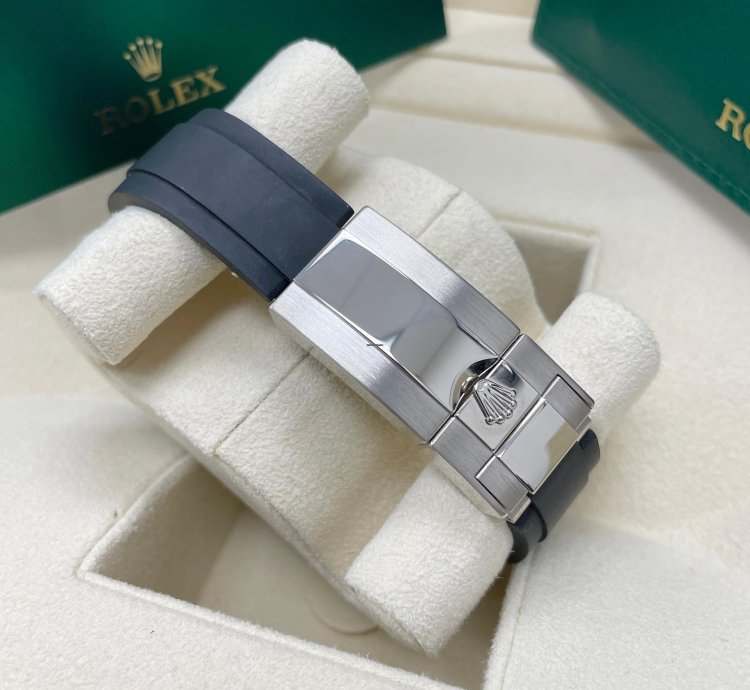 Rolex Daytona Unworn Daytona 116519 White Gold Silver Dial Black Sundials Oysterflex Rubber Strap