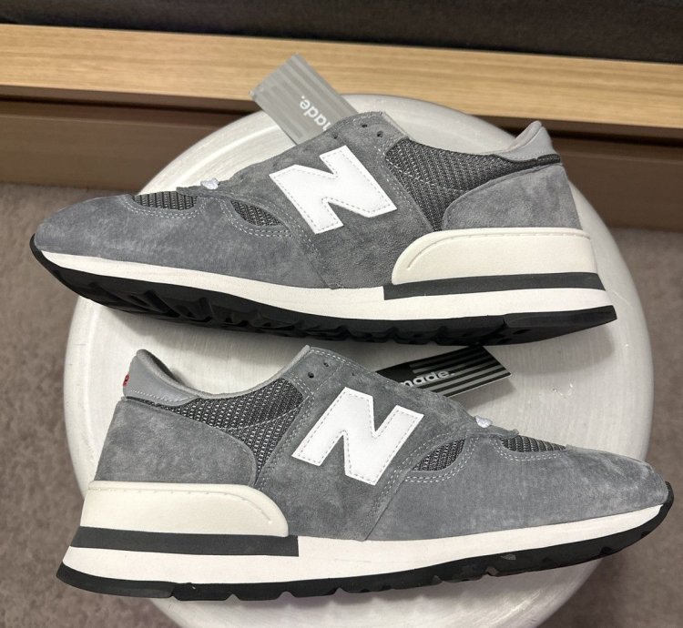 New Balance 990v1