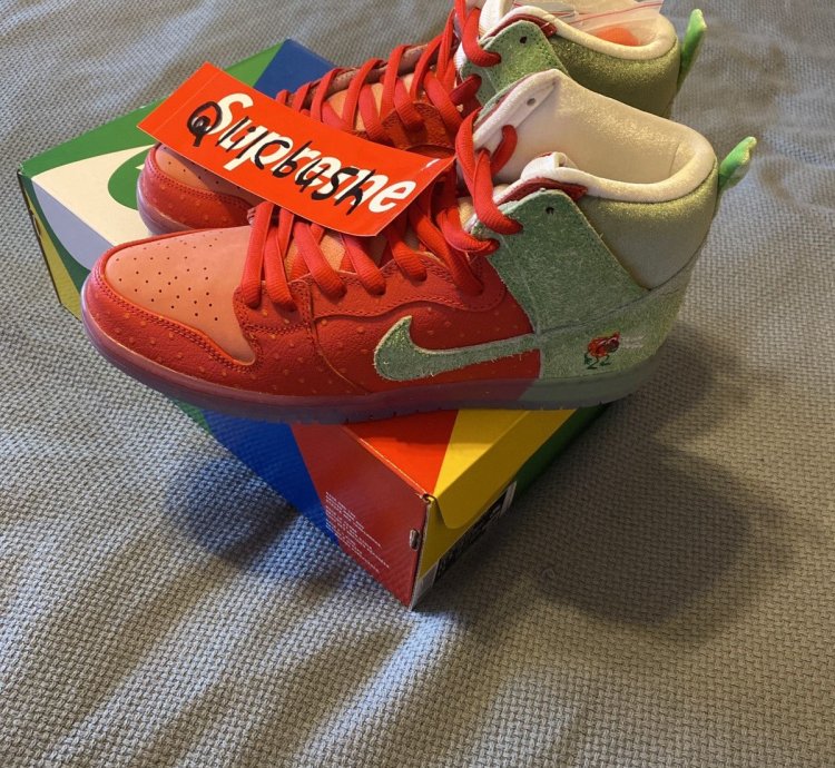 Nike Sb Dunk Strawberry Cough