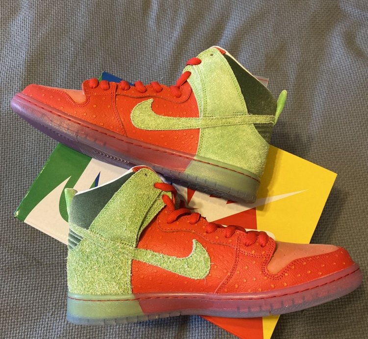 Nike Sb Dunk Strawberry Cough