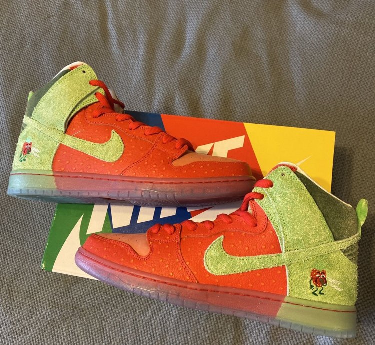 Nike Sb Dunk Strawberry Cough
