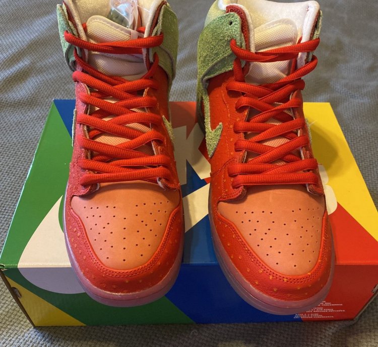 Nike Sb Dunk Strawberry Cough