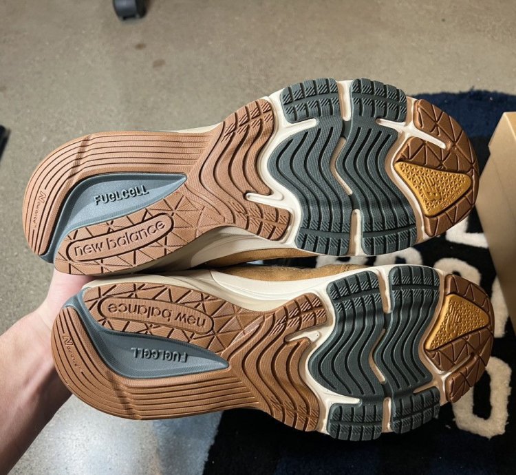 New Balance 990v2 Carhartt