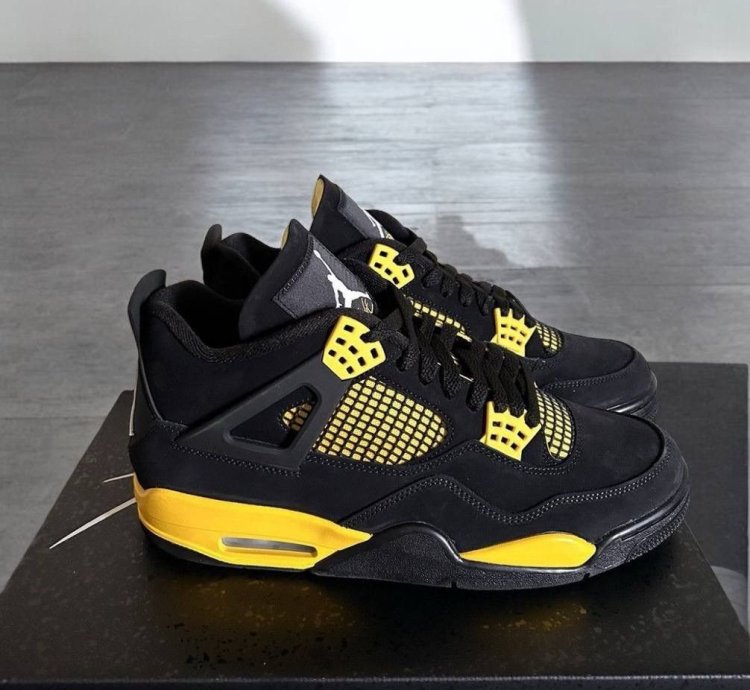 Nike Air Jordan 4 Retro