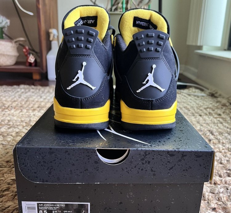 Nike Air Jordan 4 Retro Thunder 2023