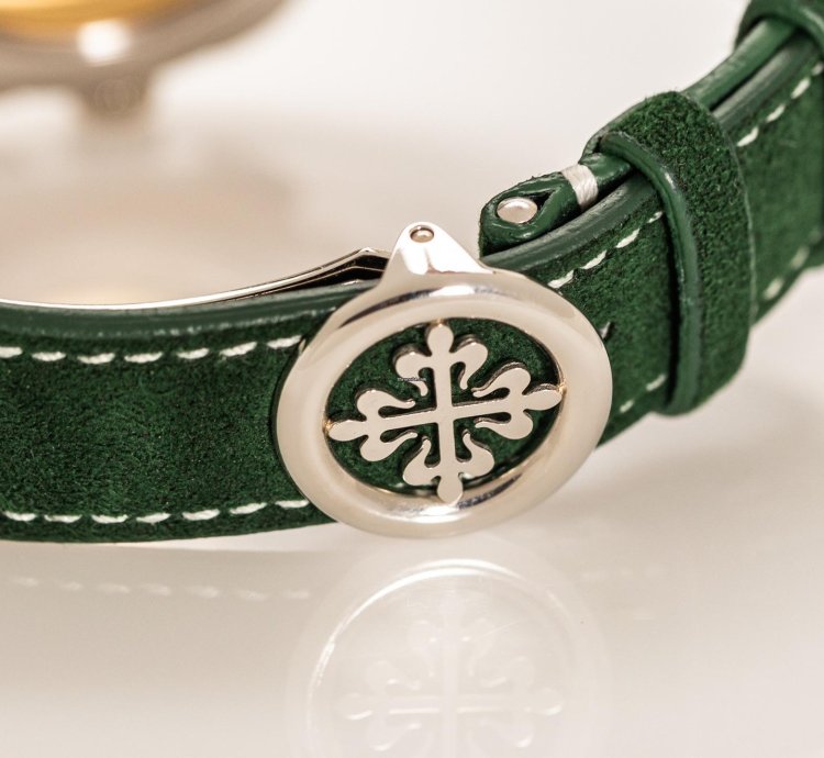 Patek Philippe World Time Chronograph Ref 5930p-001 950 Platinum Green Dial Box Papers Bj-2022 Excellent Eu