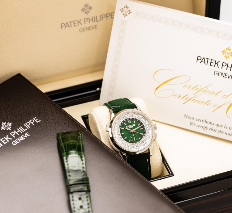 Patek Philippe World Time Chronograph Ref 5930p-001 950 Platinum Green Dial Box Papers Bj-2022 Excellent Eu