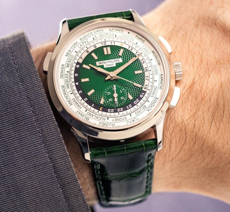 Patek Philippe World Time Chronograph Ref 5930p-001 950 Platinum Green Dial Box Papers Bj-2022 Excellent Eu
