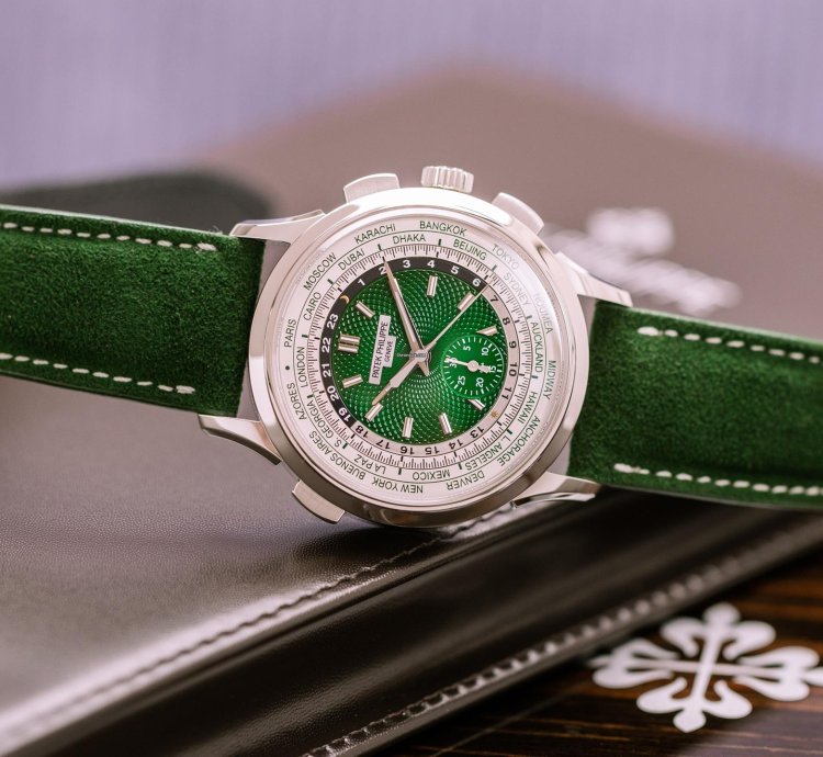 Patek Philippe World Time Chronograph Ref 5930p-001 950 Platinum Green Dial Box Papers Bj-2022 Excellent Eu