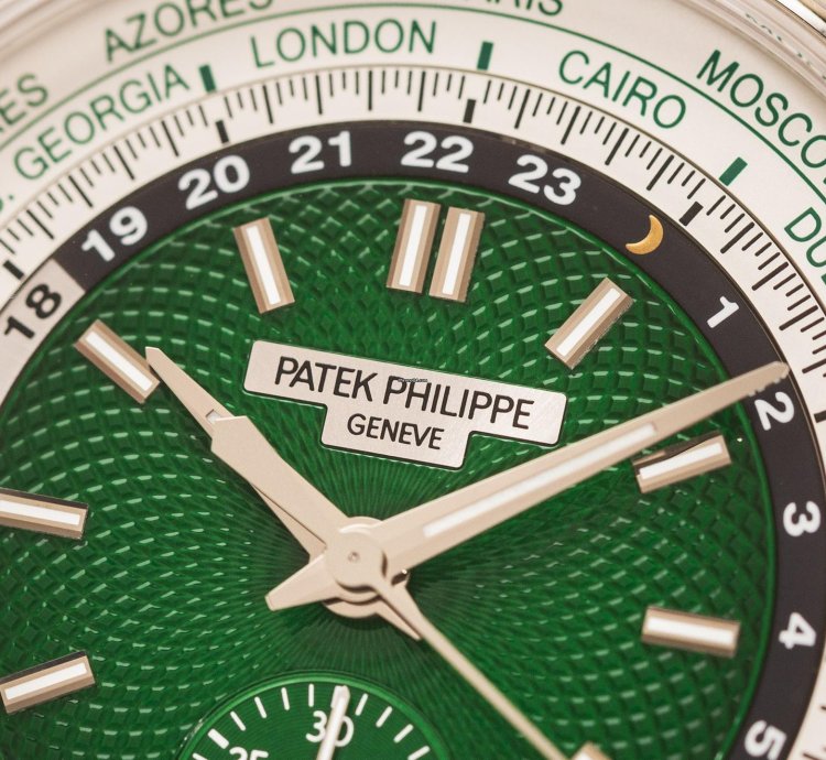 Patek Philippe World Time Chronograph Ref 5930p-001 950 Platinum Green Dial Box Papers Bj-2022 Excellent Eu