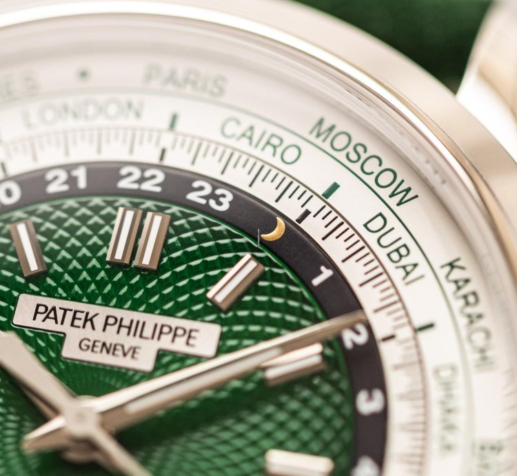 Patek Philippe World Time Chronograph Ref 5930p-001 950 Platinum Green Dial Box Papers Bj-2022 Excellent Eu